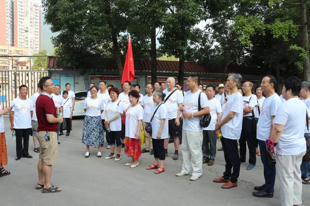 萬(wàn)源中學(xué)高74屆學(xué)子畢業(yè)45周年后再聚校園