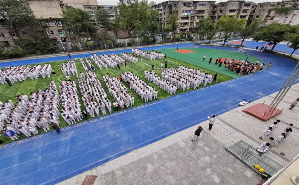 成都市田家炳中學(xué)一年學(xué)費(fèi)是多少？